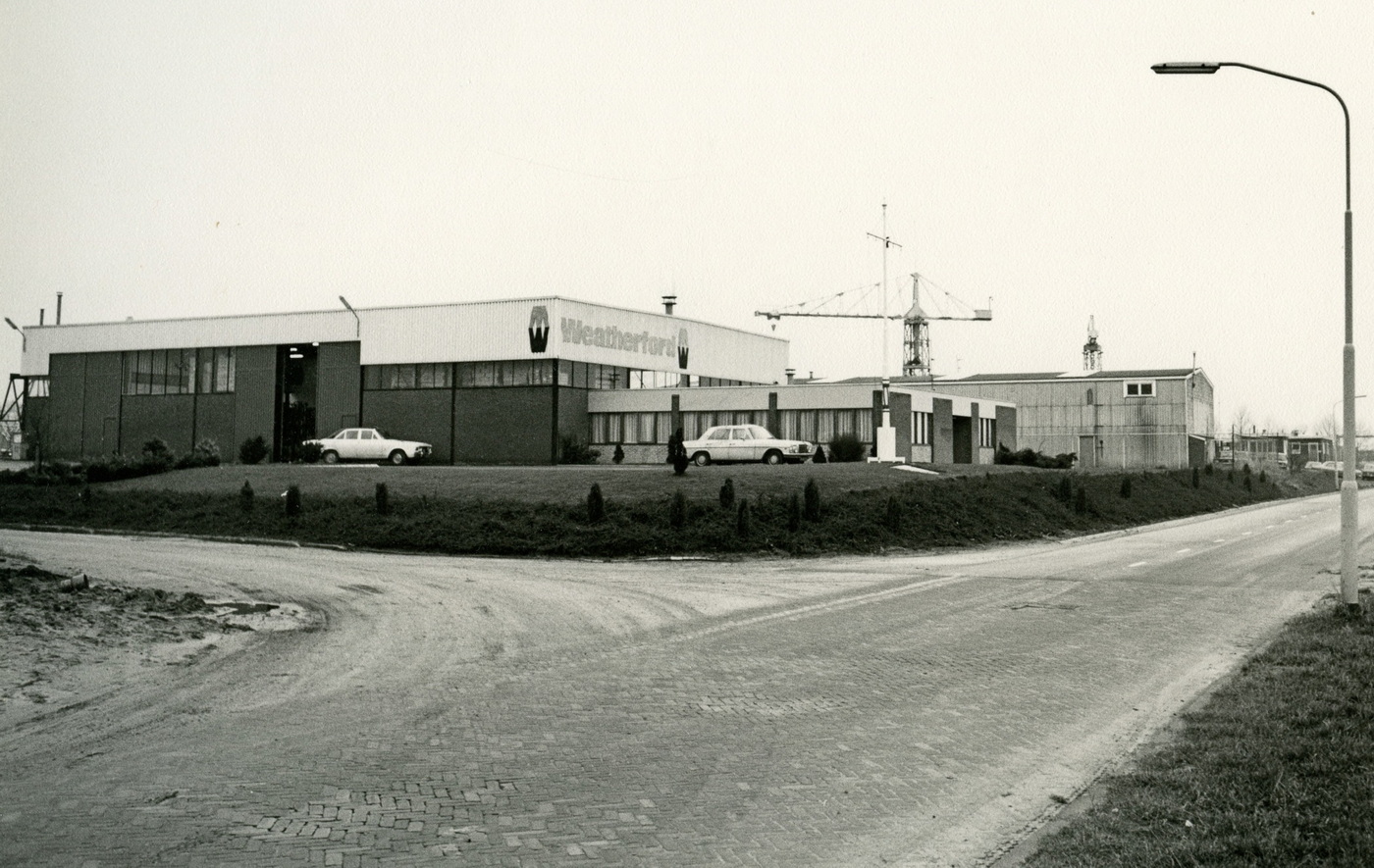 Wheaterford en scheepswerf Veldhuis aan de Klaas Woltjerweg te Zuidbroek. Foto: M.A. Douma, 1974. Bron: RHC GA, Groninger Archieven, Beeldbank Groningen.